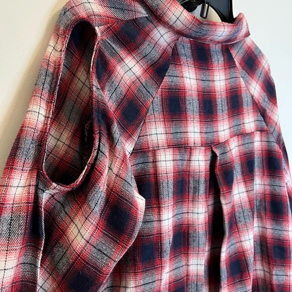 Lizard Thick Red, White, and Blue Flannel with Open Shoulders Size: Small - Picture 4 of 7